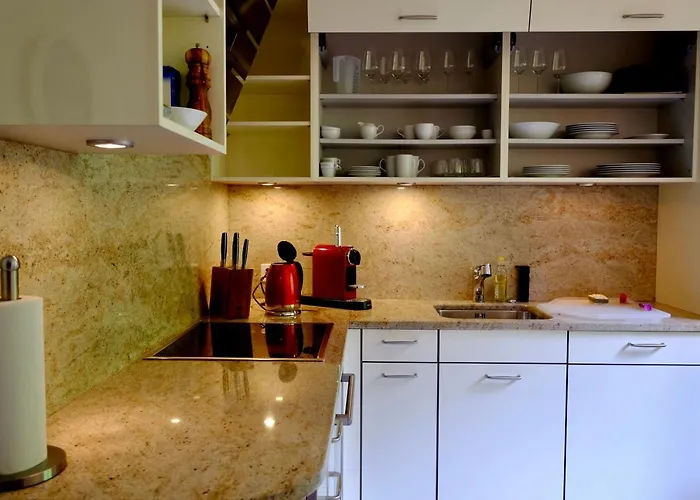 Am Thunersee, 4 Sterne Privatwohnung, 2 Schlafzimmer, Gratis Parkplatz, Seeblick Oberhofen