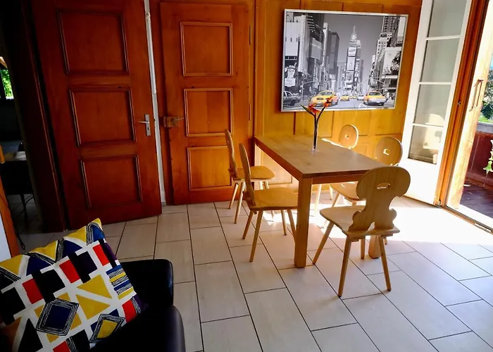 Am Thunersee, 4 Sterne Privatwohnung, 2 Schlafzimmer, Gratis Parkplatz, Seeblick דירה *