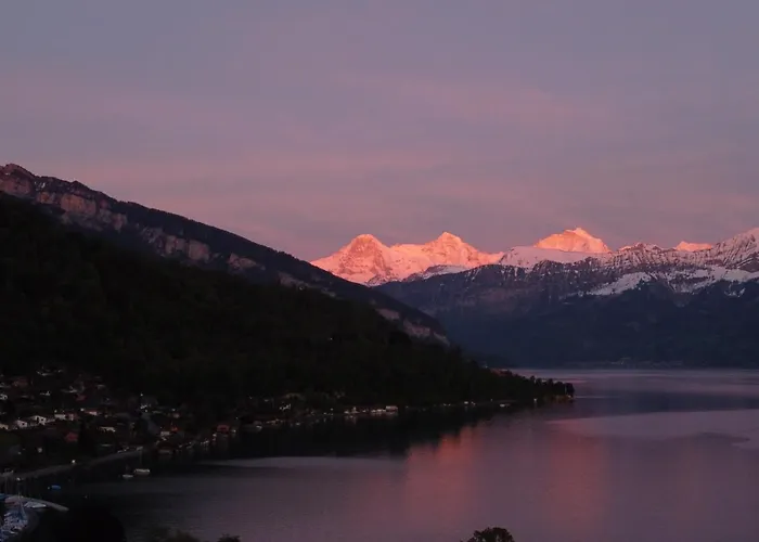 Am Thunersee, 4 Sterne Privatwohnung, 2 Schlafzimmer, Gratis Parkplatz, Seeblick