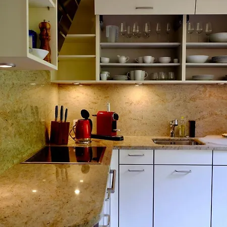 Am Thunersee, 4 Sterne Privatwohnung, 2 Schlafzimmer, Gratis Parkplatz, Seeblick Oberhofen