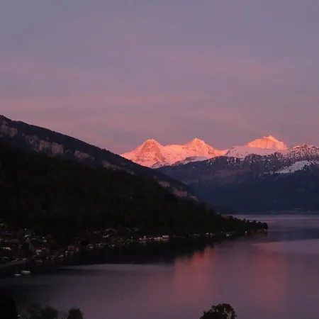 Am Thunersee, 4 Sterne Privatwohnung, 2 Schlafzimmer, Gratis Parkplatz, Seeblick