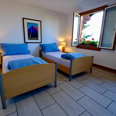 Am Thunersee, 4 Sterne Privatwohnung, 2 Schlafzimmer, Gratis Parkplatz, Seeblick Apartament